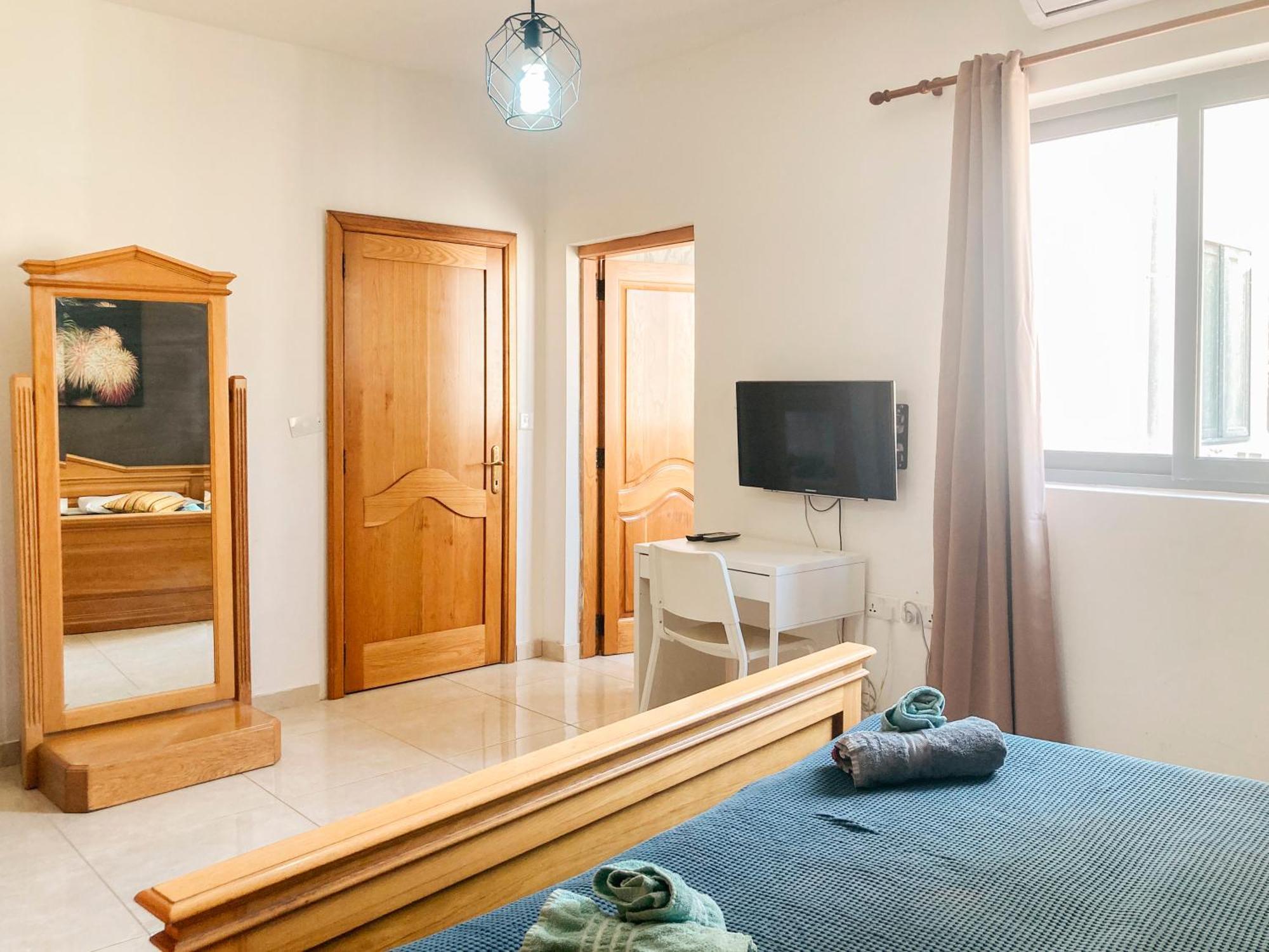 Xl Central Home - Sleeps 10 People Pietà Extérieur photo