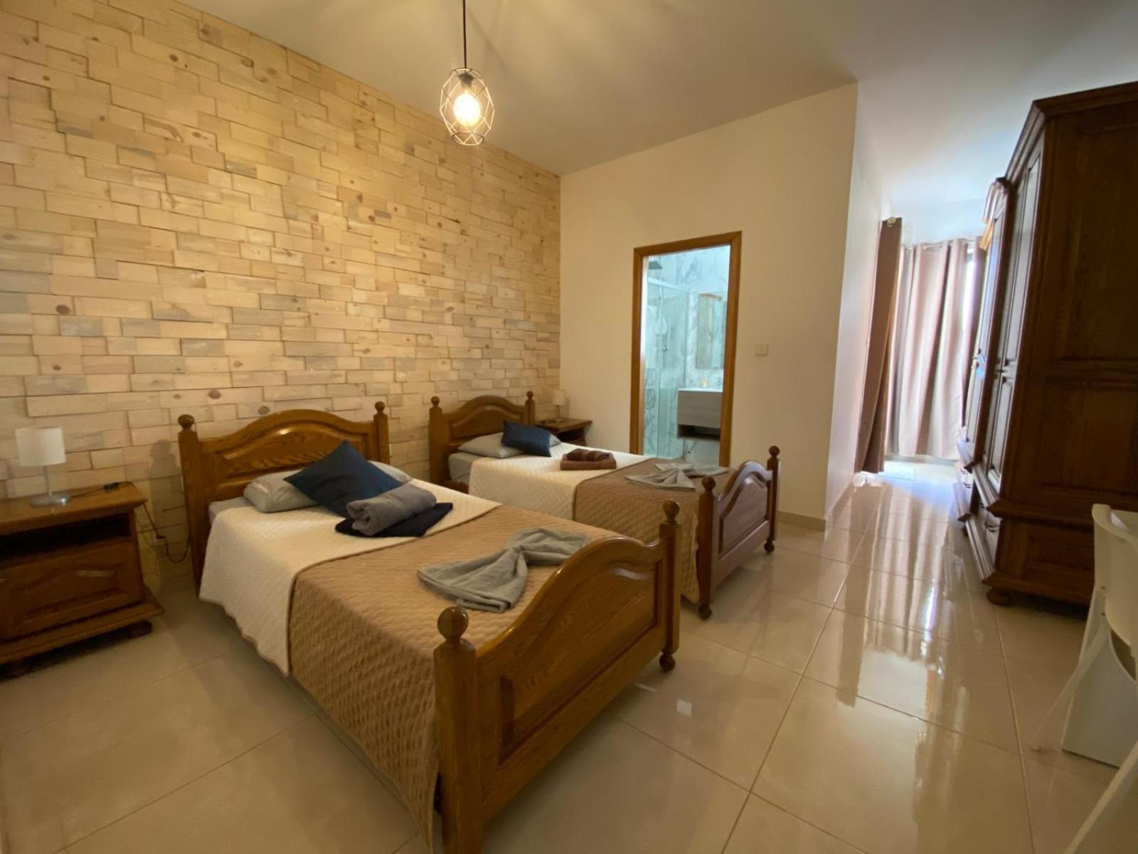 Xl Central Home - Sleeps 10 People Pietà Extérieur photo